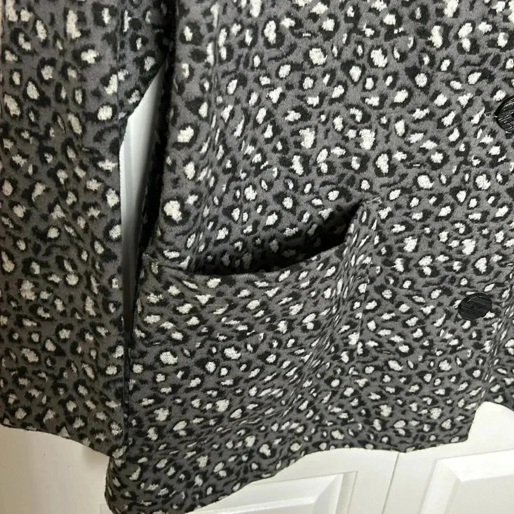 Habitat  NWT shacket,jacket,women M. Grey animal print,,PTP 21”, wide at waist - Picture 4 of 14